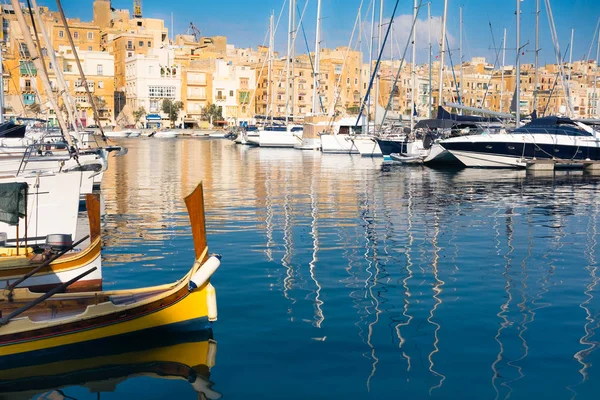 Barcos à vela e pescadores em Senglea marina, Valetta, Malta — Fotografia de Stock