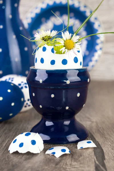 Porta huevos de cerámica azul con flores en cáscara de huevo, Feliz Pascua ! — Foto de Stock