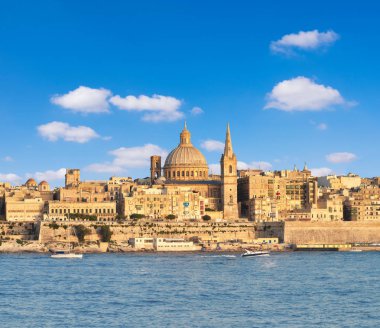 Valletta'daki ünlü St.Paul Katedrali parlak bir günde
