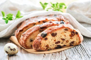 Paskalya ekmeği, rustik ahşap geleneksel fruty ekmek yakın çekim