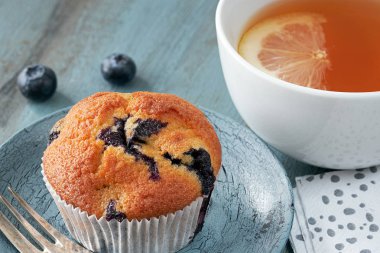 Yakın çekim yaban mersini muffin ve gri r limon ile çay fincan