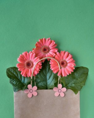 Mercan gerbera papatya çiçekler ve zanaat papper alışveriş çantaları gr