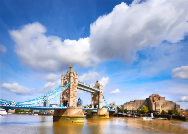 Tower Bridge a Londra in una luminosa giornata di sole — Foto Stock