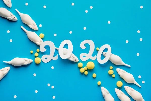 Puesta plana de papel en azul y blanco con ratones malvavisco y número de papel 2020 —  Fotos de Stock
