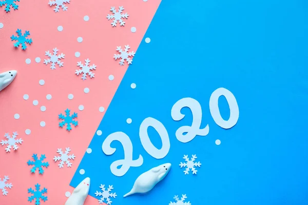 Ratones blancos dulces con número 2020 en papel pastel, fondo de Año Nuevo —  Fotos de Stock