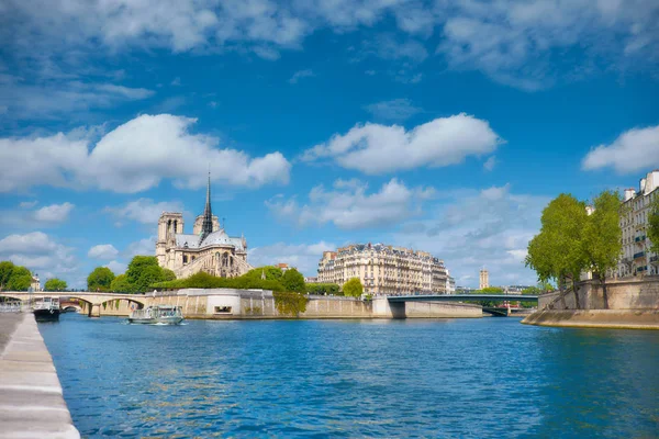 París en primavera. Barco turístico en el río junto a la Isla de la C —  Fotos de Stock