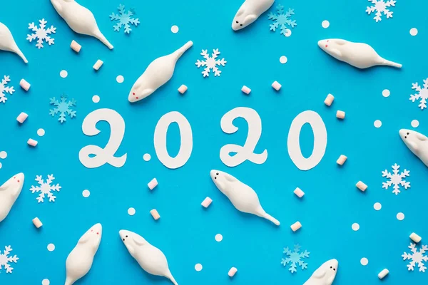 Ratones blancos dulces con número 2020 en papel pastel, fondo de Año Nuevo —  Fotos de Stock