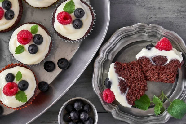 Muffin al cioccolato o cupcake con panna montata e bacche in — Foto Stock