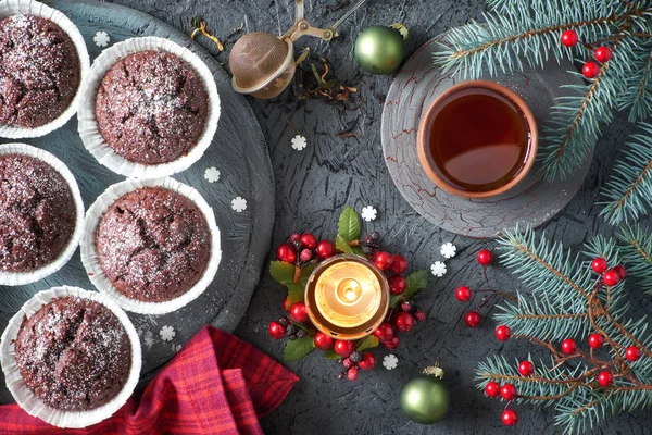 Choklad muffins och te på grå rustik backgrond med christma — Stockfoto