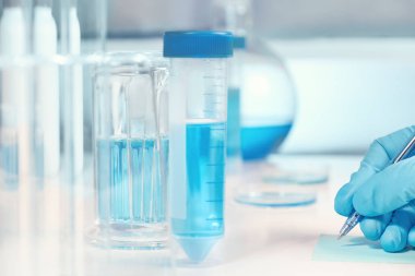 Biyolojik veya biyokimyasal laboratuvar odak dışında, eldivenha yakın çekim