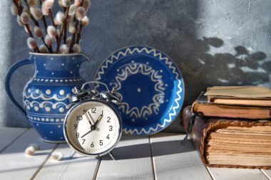 Çalar saat, seramik plaka ve kedi-söğüt ve o ile bir sürahi