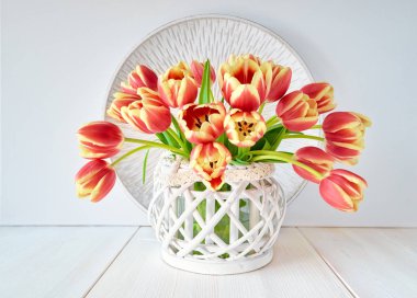 Beyaz ahşap arka plan üzerinde kırmızı-sarı lale demet