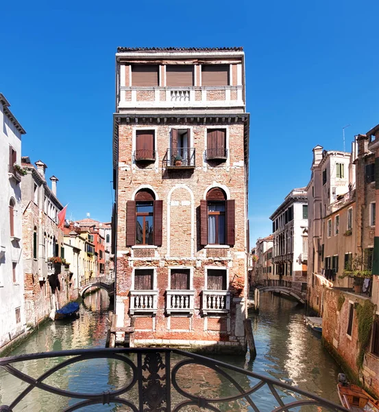 Old houses and waterways in central Venice in Italy — Stock Photo, Image