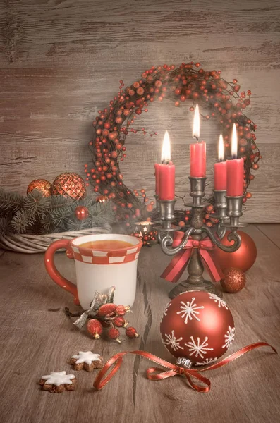 Tè caldo, biscotti natalizi e candele sul tavolo decorato — Foto Stock