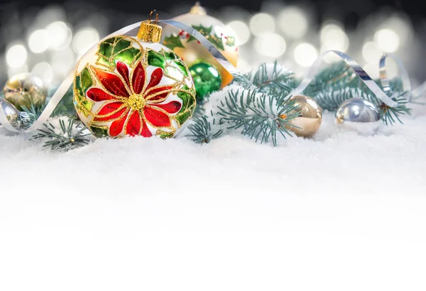 Χριστουγεννιάτικα στολίδια με πότσεττια, κλαδιά χριστουγεννιάτικου δέντρου — Φωτογραφία Αρχείου