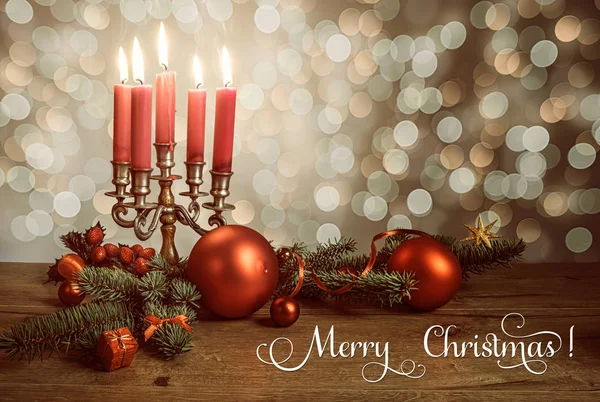 촛불과 장식 크리스마스 트리와 크리스마스 배열 — 스톡 사진