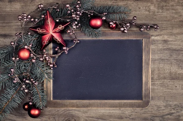 Sfondo di Natale o disegno biglietto di auguri con decorazioni su — Foto Stock