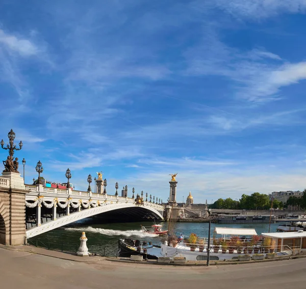 Parlak güneşli bir günde Paris'te Alexandre Köprüsü — Stok fotoğraf