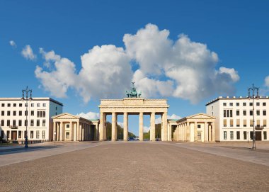 Brandenburg Gate Berlin, Almanya, parlak bir günde