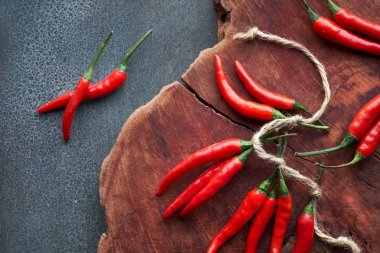 Koyu ahşap üzerine kırmızı acı biber yakın çekim, düz yatıyordu.
