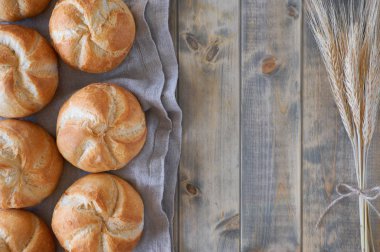 Kaiser ya da Viyana olarak bilinen yuvarlak ekmek ruloları lin üzerinde yuvarlanır.