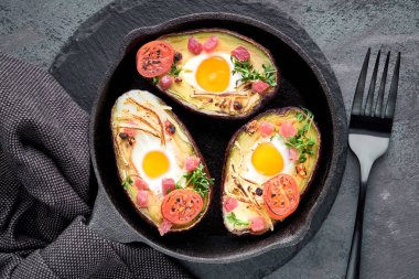 Keto diyet yemeği: jambonlu avokado tekneleri, bıldırcın yumurtaları, peynir