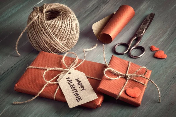 Mutlu Sevgililer Günü Etiketli Paket Hediyesi Kahverengi Kablo Ambalaj Kağıdı — Stok fotoğraf