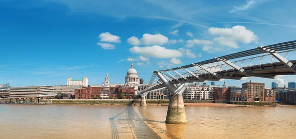 Londen, panoramisch uitzicht over de Thames River met de skyline van Londen — Stockfoto