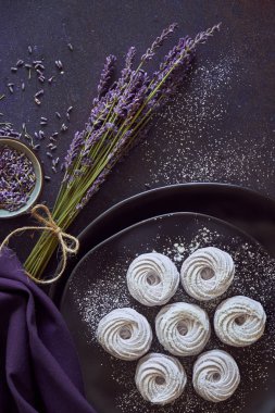 Ev yapımı marshmallow (zephyr, meringu bir tabak ile Düz yatıyordu