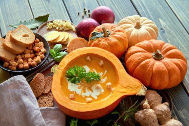 İçi boş bir balkabağı çorbasında servis edilen baharatlı balkabağı çorbası.