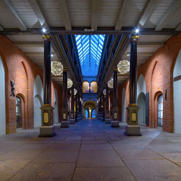 Passage de beurre menant à travers la vieille mairie de Stralsund — Photo