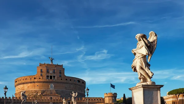 Statue of an angel on Sant Angelo Bridge in Rome, Italy — Stock Photo, Image