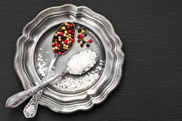 L ile eski metal plaka üzerinde vintage kaşık karışık biber tuz