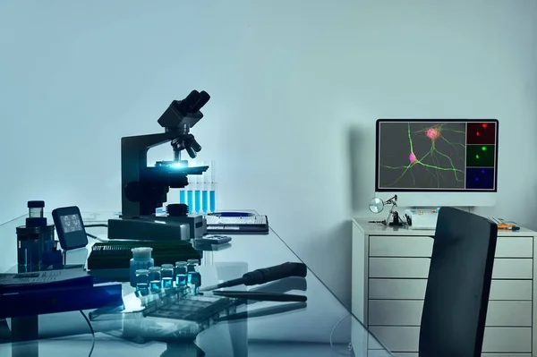 Microscopio, monitor de ordenador con imagen fluorescente digital de n — Foto de Stock