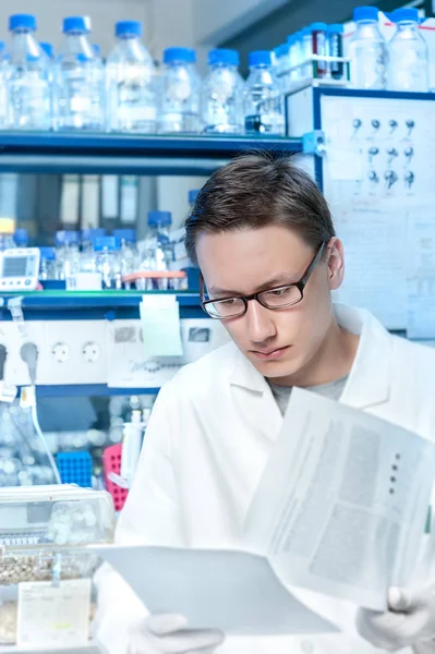 Молодий вчений або технік працює в сучасній лабораторії — стокове фото