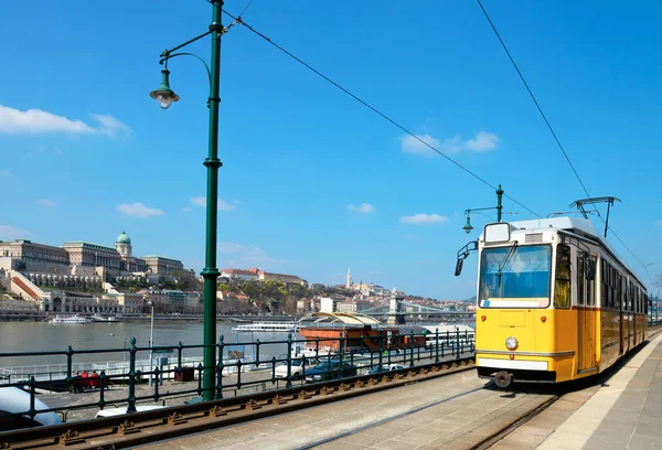 Eléctrico histórico corre à beira do rio em Budapeste — Fotografia de Stock