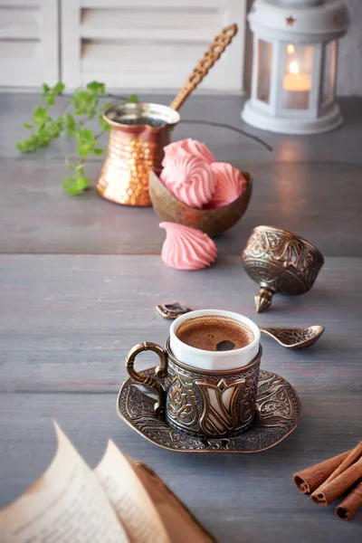 Orientalna Kawa gotowana w tradycyjnym tureckim garnku z miedzianą kawą — Zdjęcie stockowe