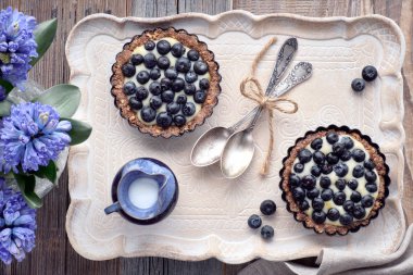 Bir c üzerinde vanilya kreması ile kepekli yaban mersini tart üst görünümü