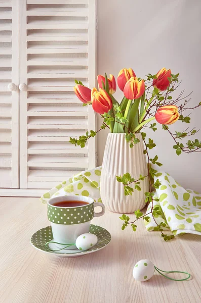Diseño de la tarjeta de felicitación de primavera con manojo de tulipanes rojos, espres — Foto de Stock
