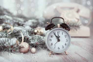 Eski çalar saat gece yarısına beş var. Mutlu yıllar.!