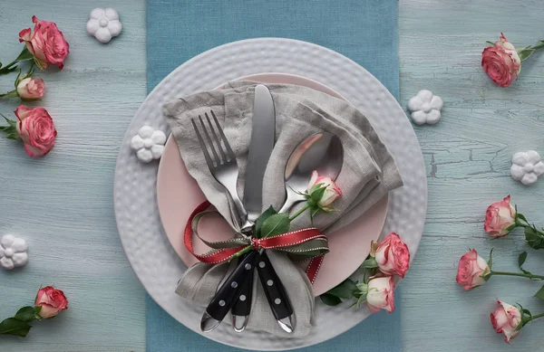 Valentijnsdag, verjaardag of jubileum tafel setup, bovenaanzicht o — Stockfoto