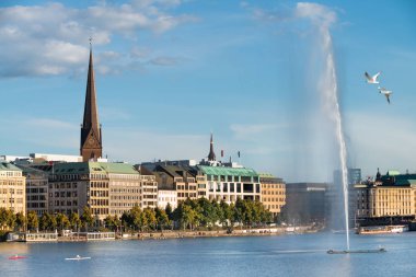 Hamburg 'daki Alster Gölü' nün ötesine bak.