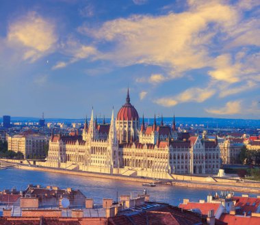 Budapeşte, Tuna Nehri 'nin karşısındaki Parlamento binasının cephesi,