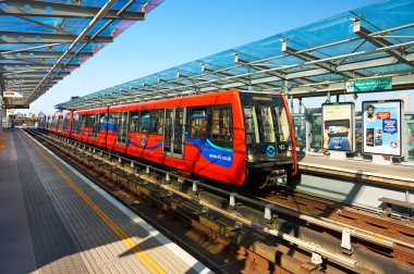 Batı Hindistan Quay Kanarya Rıhtımı 'ndaki tren istasyonunda bekliyor.