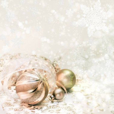 Altın Noel süslemeleri kış arka planında