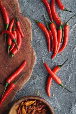 Kırmızı kırmızı kırmızı biberlere yakın çekim, taze ve kuru, ahşap ve gr