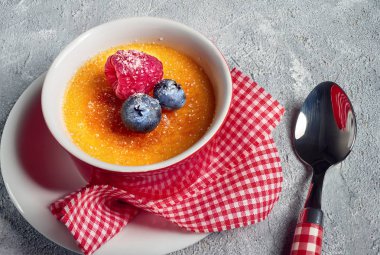 Ahududu ve yaban mersinli creme brulee