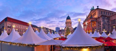 Berlin 'de aydınlatılmış Noel Pazarı Jandarması
