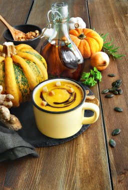 Baharatlı balkabağı çorbası, kabak yağı ve kızarmış ekmekle servis edilir. 