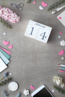 Sevgililer günü yatağında inci sümbül çiçekleri ve takvimle